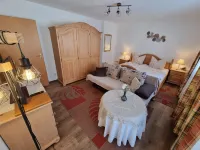 Cafe Altmühl, Ferienwohnungen Gästehaus Krimhilde Direkt am Wasser Hotels in Bad Gogging