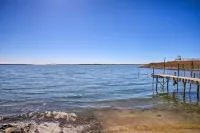 Sunny Lakefront Escape w/ Private Beach & Deck - Lemmikkieläimet sallittu