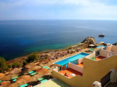 カヴォス ベイ ホテル ＆ スタジオ イカリア島のホテル