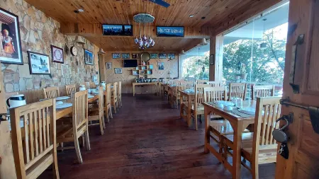 Kasar Himalaya Holiday Resort, Binsar Rd Отели в г. Алмора