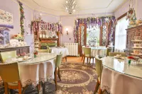 Mathis House, A Victorian Bed & Breakfast and Tea Room at 600 Main Hotel di Toms River