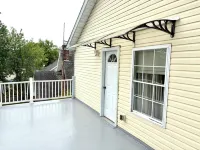 Cozy 2-bedroom apartment with WiFi, AC, large outdoor balcony Hotels in Belleville