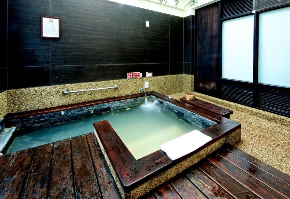 얀민 핫 스프링 리조트 내부 온천