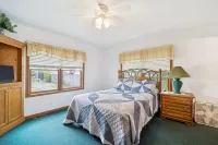 Private Beach Access and Stunning Lake Views - Charming Spacious Haven Hotels in Oscoda