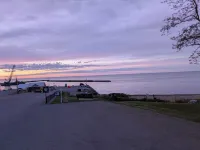 Superb 3-bedroom, 2 bath house on lake erie. 2 min drive to Barcelona Harbor!