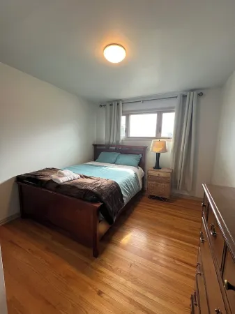 Charming & Spacious 2BR Upper Suite | Large Kitchen w/Private Entry & Deck Отели рядом с достопримечательностью «Pearle Vision»