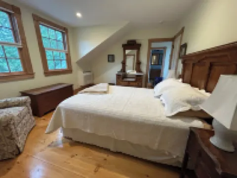 Chatham Village:  Large, Newly-Renovated 1 Bedroom Apartment in Antique Home