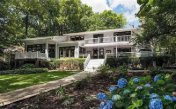 Lakefront Home Private Dock, Tiki Bar, Firepit Shore to Please by Avantstay