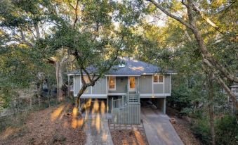 Conch Cottage by AvantStay Walk to Beach Deck Fireplace Outdoor Dining