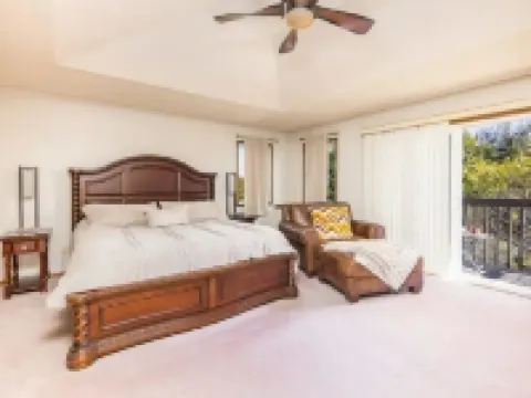 Home w/Hot Tub -Spacious, Quiet Neighborhood Near des Moines, IA. Hotels in Clive