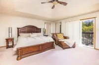 Home in Clive, GREAT location, cozy, spacious, private, 5BR & hot tub!