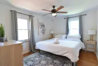 The Avenue Hot Tub  Patio  King Bed  Pet Friendly  Fast WiFi Gem of Grandview