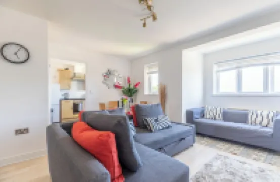 天際港灣現代2卧室公寓，提供免費停車和4K電視