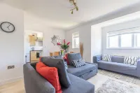 Skyline Haven - Modern 2B, Parking, Wifi & 4Ktv Отели в г. Гринвич