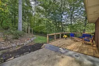 Updated Ranch-Style Home w/ Scenic Deck, Pond - 3 tähden