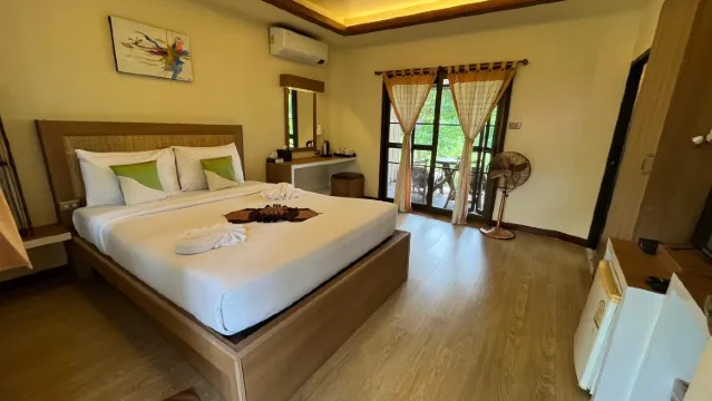 กระท่อมพร้อมที่นั่งส่วนตัวและอ่างอาบน้ำ