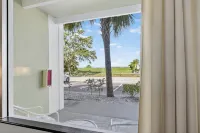 NICE! Great Reviews! Tampa Bay Beach condo with FULL kitchen, Veteran owned