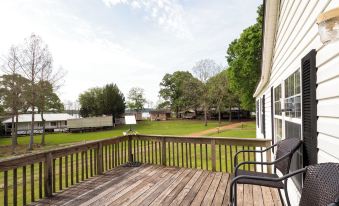 Lakefront Many Vacation Home w/ Kayaks!