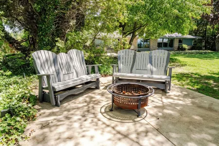 All The Waters Retro Home on Lake Michigan- PRIVATE BEACH-Large, shaded backyard