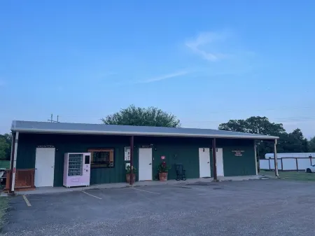 Geo DOME - King Bed - Flatonia Glamping & RV Resort Отели рядом с достопримечательностью «Tower 3»