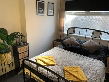 Cosy Wirral home near Liverpool with Free Parking! Отели рядом с достопримечательностью «Центральная библиотека Биркенхед»