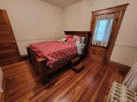 Century old 4 bedroom close to SVU, sleeps 8.