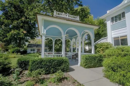 The Dickey House, Garden Suite Отели в г. Маршфилд