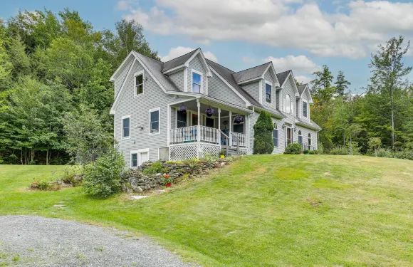 梅里登平原菲爾德村的家，配有後院