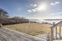 Kayaks, Deck & Pond Access: Rhode Island Retreat! - spa