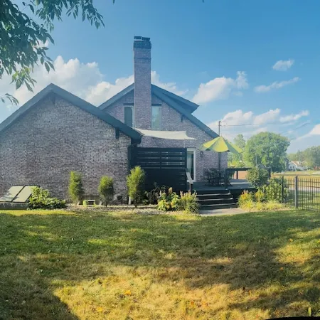 4-bedroom cottage in peaceful Portage Lakes w/ hottub, lake access, pet friendly