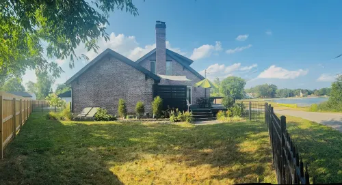 4-bedroom cottage in peaceful Portage Lakes w/ hottub, lake access, pet friendly