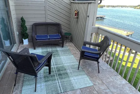 Corner SML Waterfront Penthouse Condo-King Beds