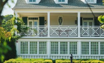 Canoe Place Inn & Cottages