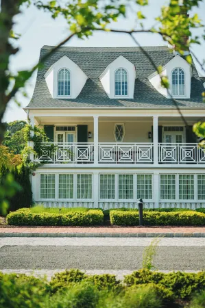 Canoe Place Inn & Cottages Отели в г. Лорел