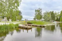 Ludington Cottage w/ Lake Views & Boat Parking - Wi-Fi