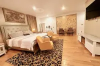 Stien Oasis: Heated Indoor Pool Oasis With Theater, Bar&Tennis Court.