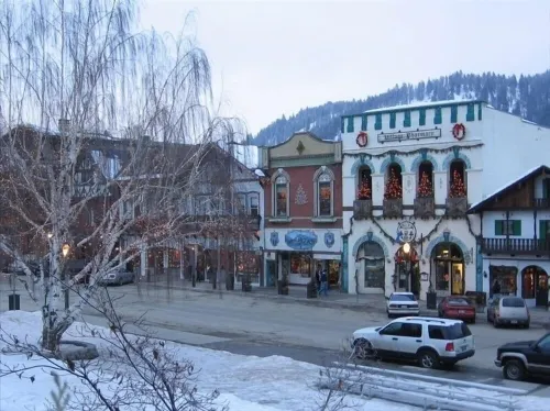 Icicle Village Resort, Luxury Queen Suite Condo. Just 1/2 mile from down town