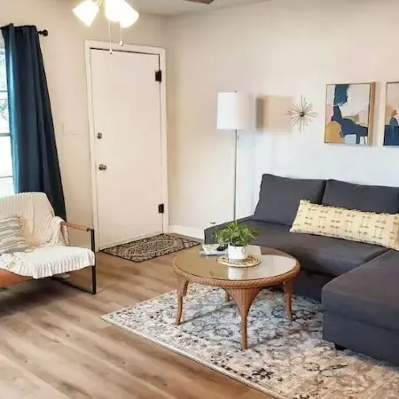Cozy 2 Bedroom with Mid-Century & Farmhouse Vibes