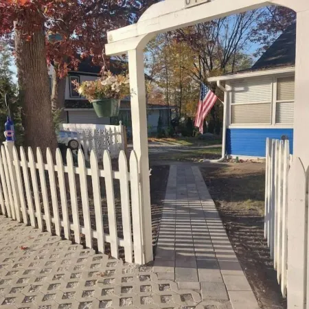 Modern Cottage - Fast WIFI, Gas grill, boats, golf, FENCED yard - lg/sm DOGS