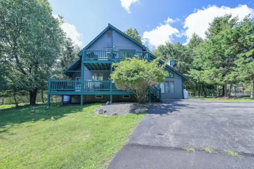POOL! Hot Tub, Lake, and LOCATION! Hiking, Adventures or Relaxation