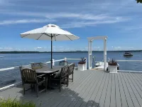 Private Lakefront Estate with 180 Degree Views Các khách sạn ở Raymond