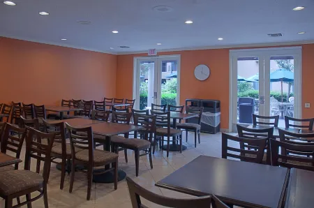 Ramada Suites by Wyndham San Diego Отели рядом с достопримечательностью «Гора Коулс»