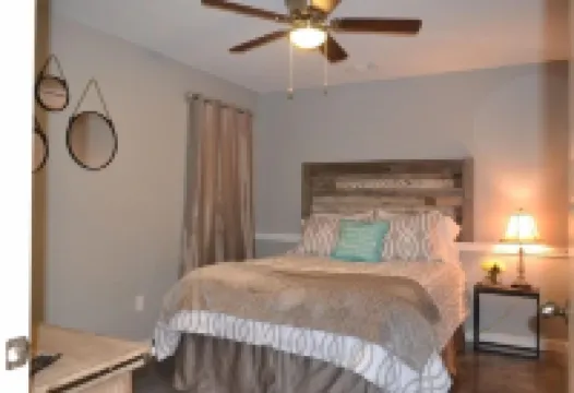 Beautiful Home Right on Lake Hamilton!  Hot Tub! Covered Boat Slip! Waterfall!!