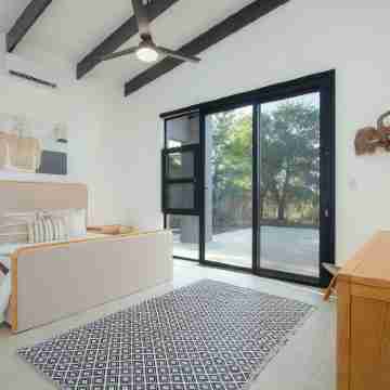 Giraffe Oasis - Kruger Luxury Family Villa: 5-BRs WiFi & AC in Marloth Park Rooms