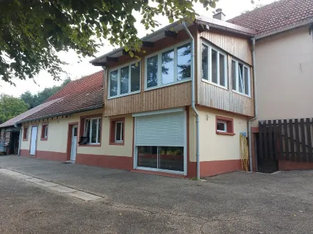 Altes Renoviertes Bauernhaus im Elsass Nähe Grenze im Wineckerthal Отели в г. Виндштейн