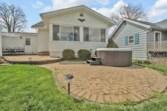 Portage Lakes Retreat - 3 BR Lakefront Home with Hot Tub