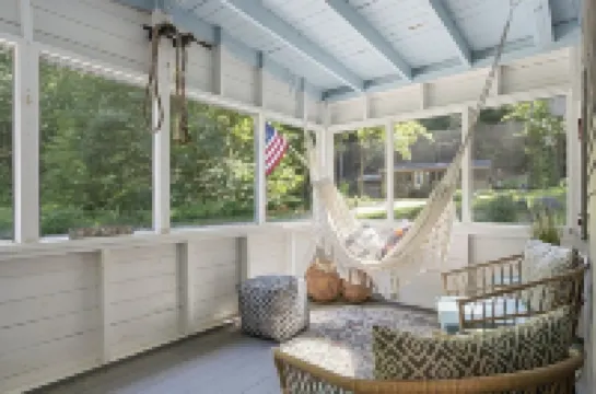 Cozy cottage with private HOT TUB, lake access, Gunstock mountain & fire pit Hotels in Gilmanton