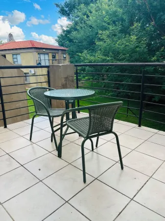 Charming 1-bedroom apartment in pleasant Polokwane with WiFi Отели рядом с достопримечательностью «Peter Mokaba Stadium»