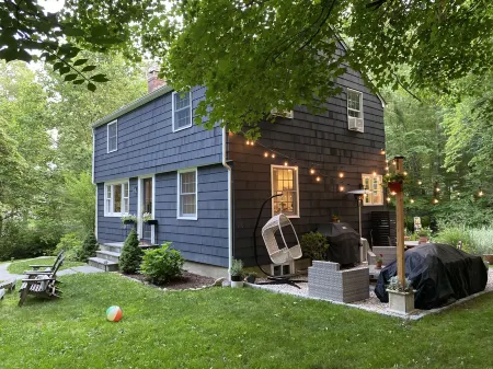 Cozy Coastal Retreat w/ Detached Office Near NYC Отели рядом с достопримечательностью «Battle of the Rocks Monument, Norwalk, CT 06851»