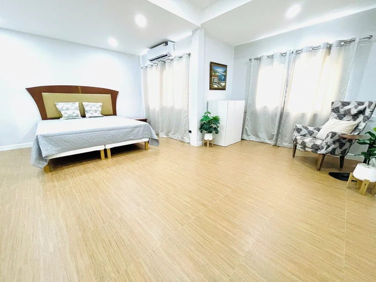 รูปภาพของSpacious 4-bedroom townhome in beautiful Krung Thep Maha Nakhon with WiFi, AC